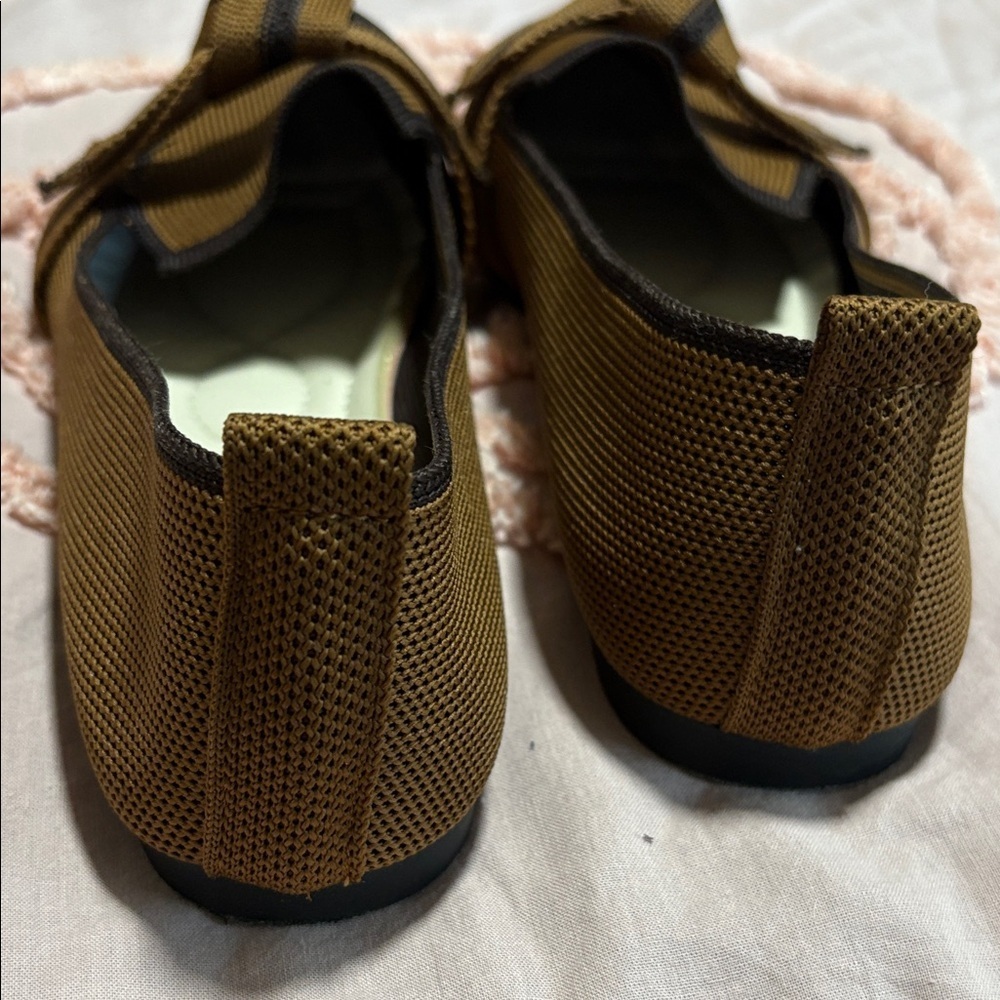 Elegant Brown Loafers with Black Accents - Picture 4 of 7